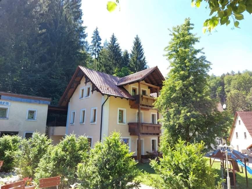 Gasthof Restaurant Jamas Hotel Pottenstein Exterior foto